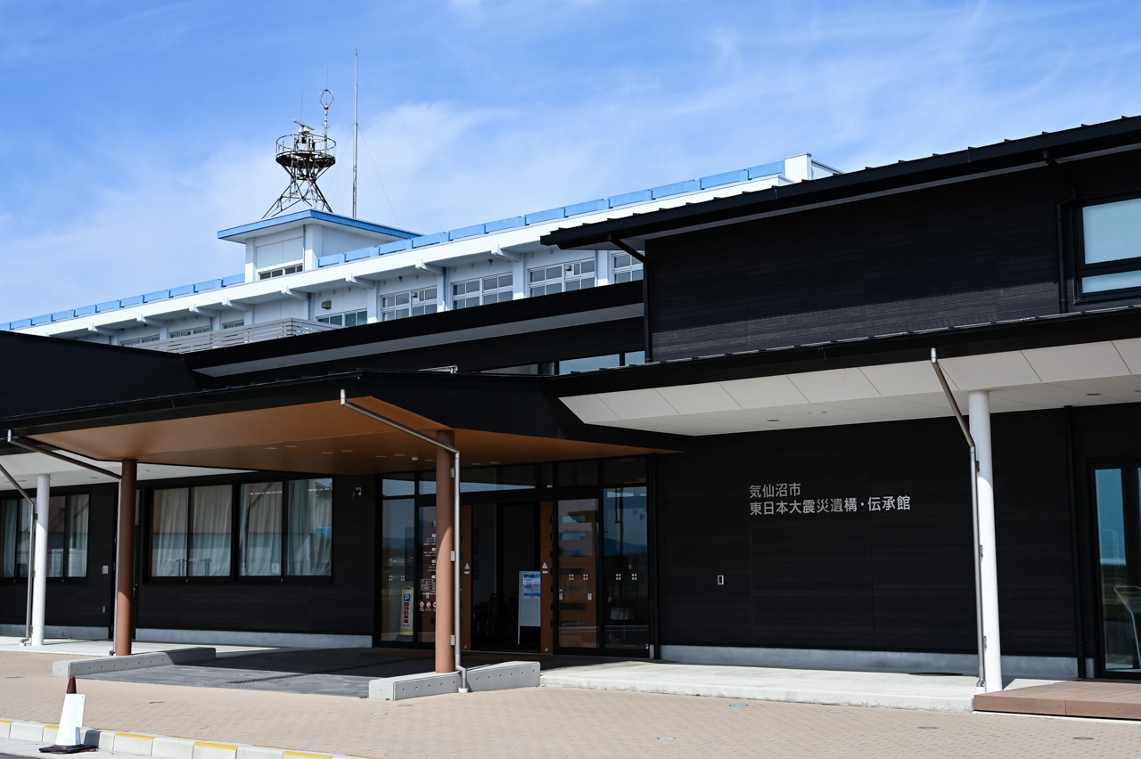 氣仙沼市震災傳承館在4-9月入場時間為09:30 - 17:00（最後進場16:00）；10-3月則在4時關門（最後進場15:00），星期一為休息日，入場費600日元。