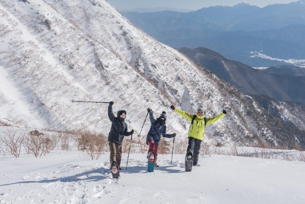 若不是登山熟手，又想在雪地玩雪的話，可跟我們一樣穿著特別的雪鞋沿山坡往下走，豪無經驗者也能很快上手，很簡單好玩！