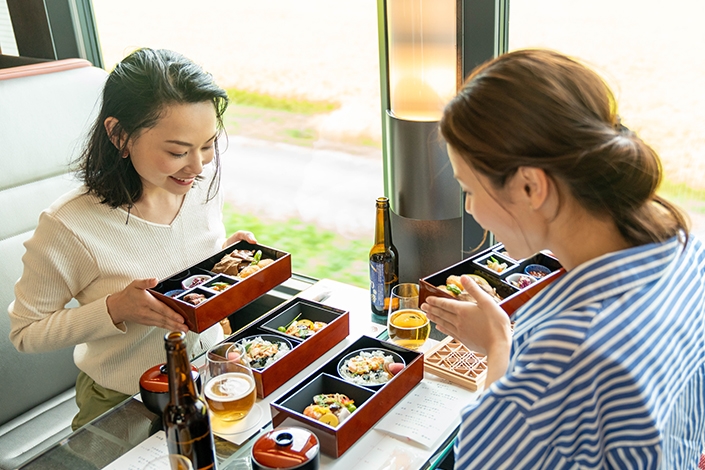 ▲列車內提供的餐食，將季節食材融合傳統料理特色