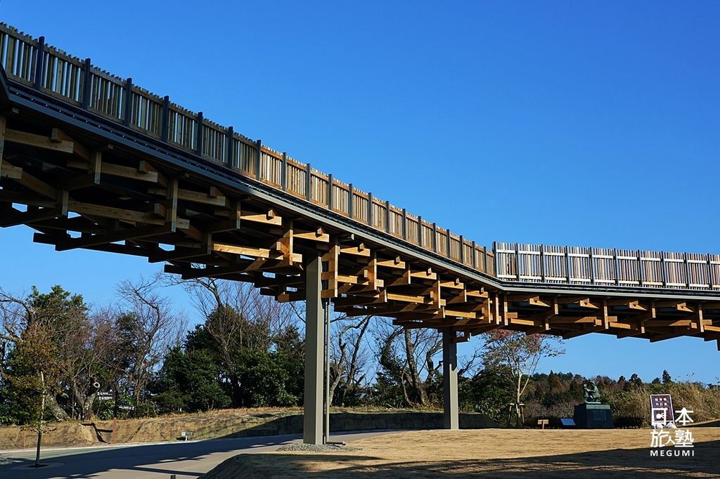 空中的迴廊，同樣採取木構造做法，與日本平的自然景觀融為一體