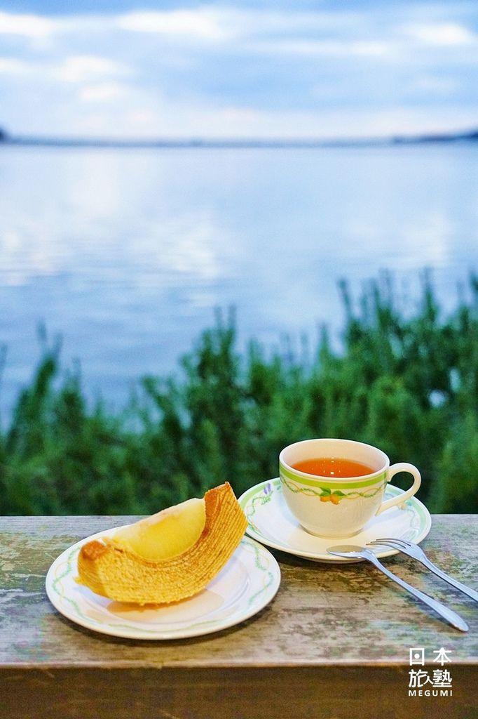 邊享受足湯、下午茶，邊眺望美景，愜意滿滿