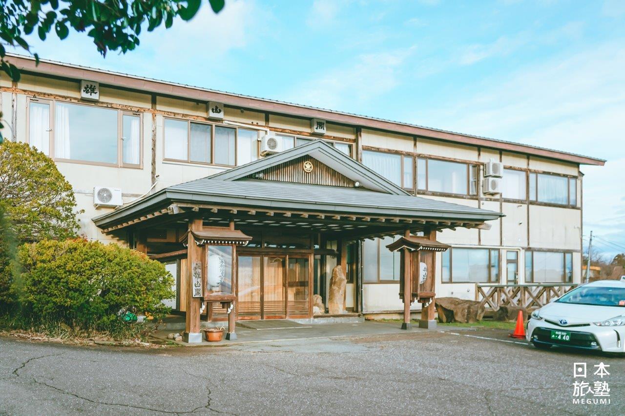 溫泉旅館入口掛有「日本秘湯守護會會員」的燈籠