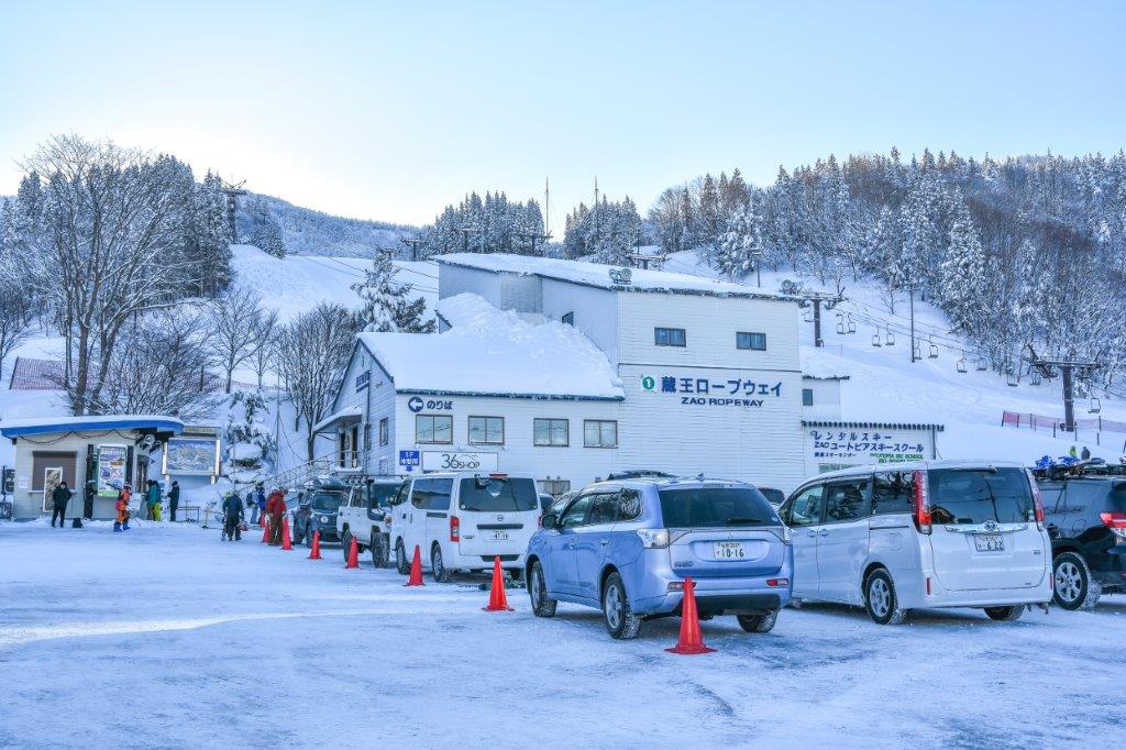 見到「蔵王ロープウェイ」就是看樹冰所要搭乘的纜車乘車處了，若是有買票券的話，請記得帶剛剛買好的票券到裡面與售票人員交換乘車券。