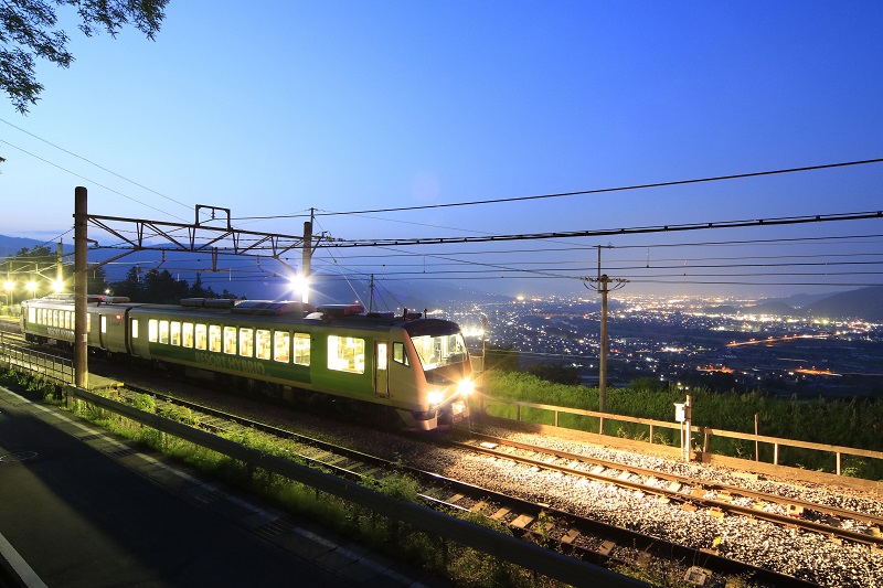 Resort View Furusato passing by Obasute at dusk. (Image credit: JR East Nagano Branch)