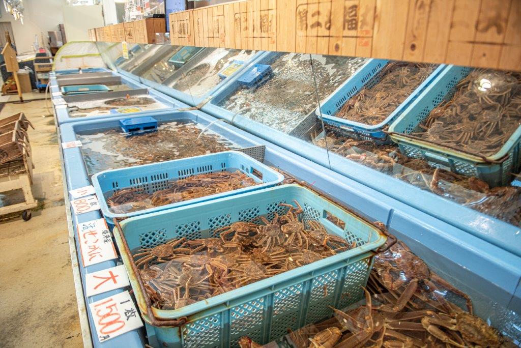 各種價格的松葉蟹放在大漁市場中浦的水槽內。