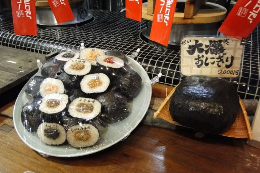 左邊為Yukinto飯糰，右邊為Bakudan飯糰。(Image credit: Enjoy Niigata)
