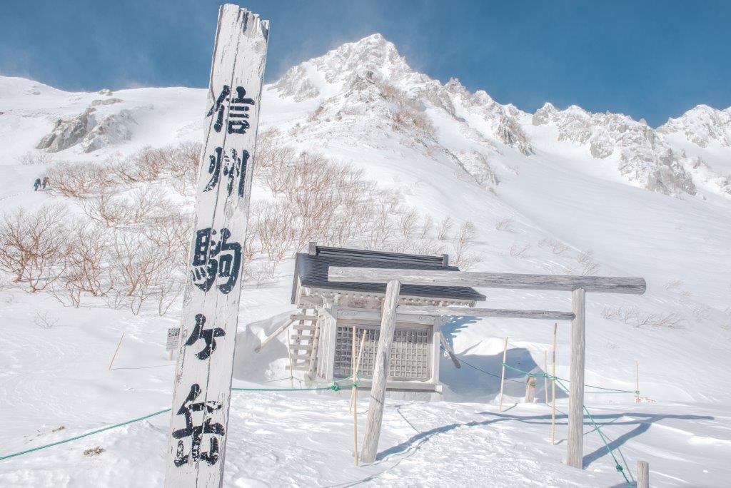 在千疊敷飯店外有駒岳神社，難得的機會，就在此參拜祈求平安吧！