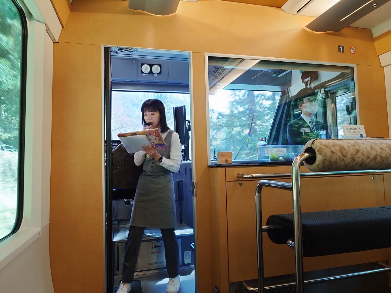 雄獅觀光列車服務人員Parra