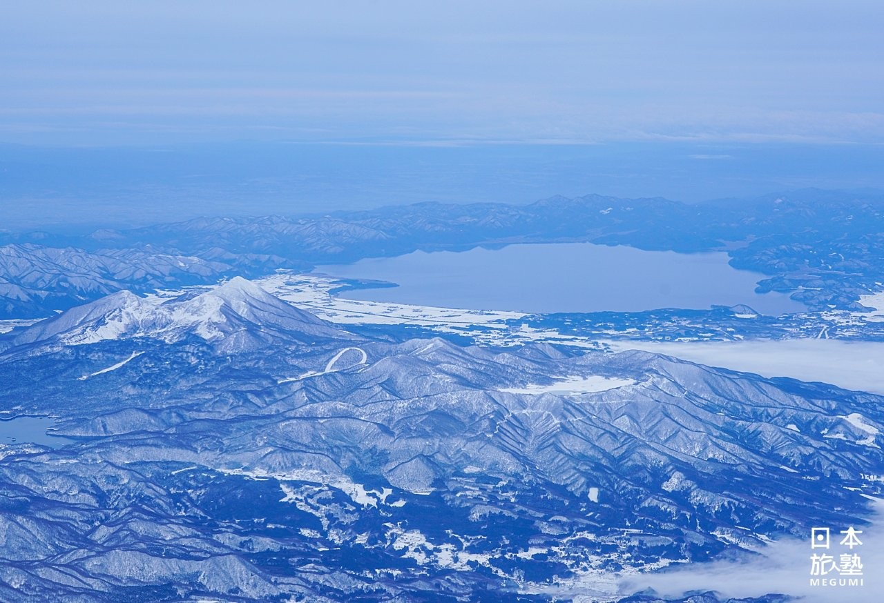 飛往日本各地旅行，從空中就能俯瞰各種魅力地景（福島縣猪苗代湖與磐梯山冬景）