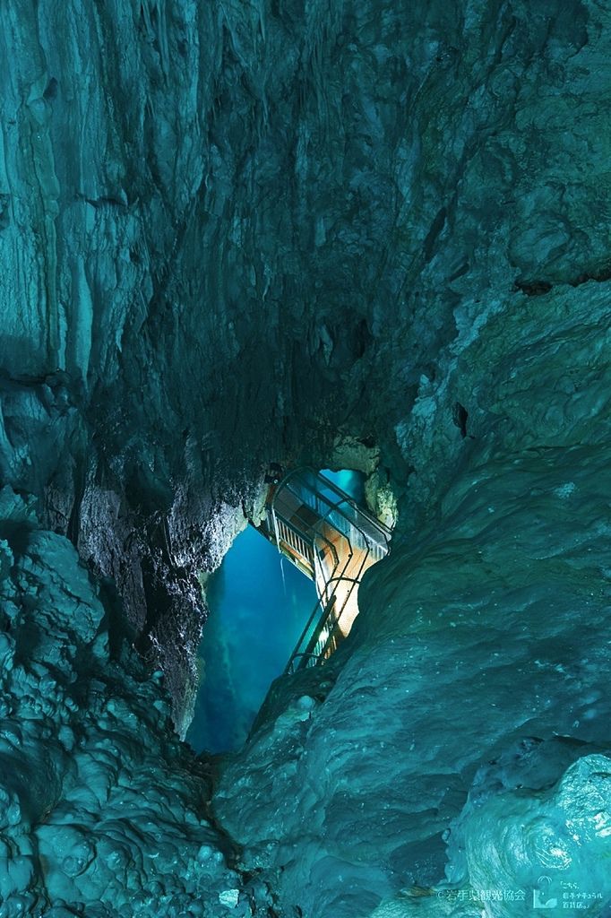 龍泉洞，為日本三大鐘乳石洞，地底湖為其一大特色