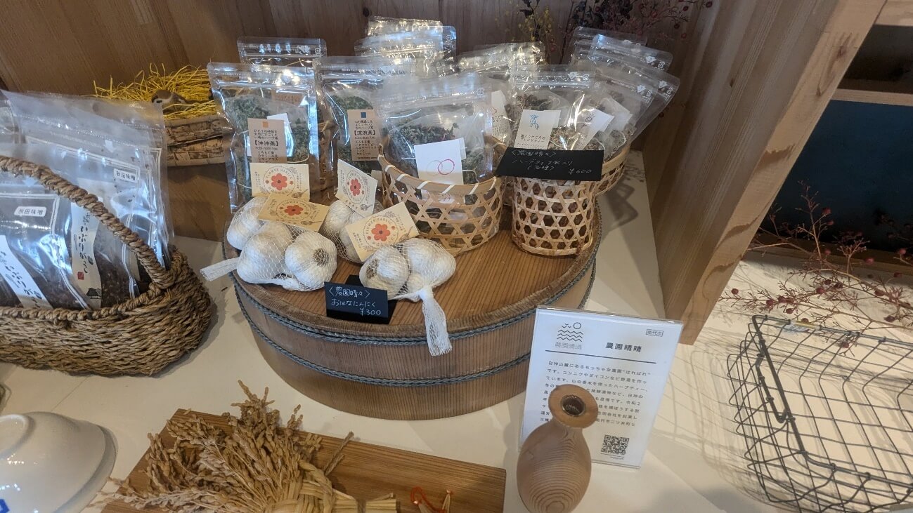 有賣在地農家種的大蒜、花草茶