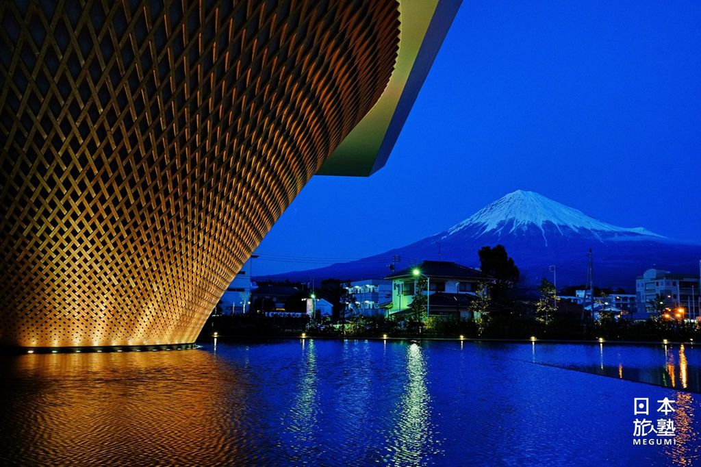 由設施眺望富士山，在天色尚未全部暗下之前，山形仍鮮明可見