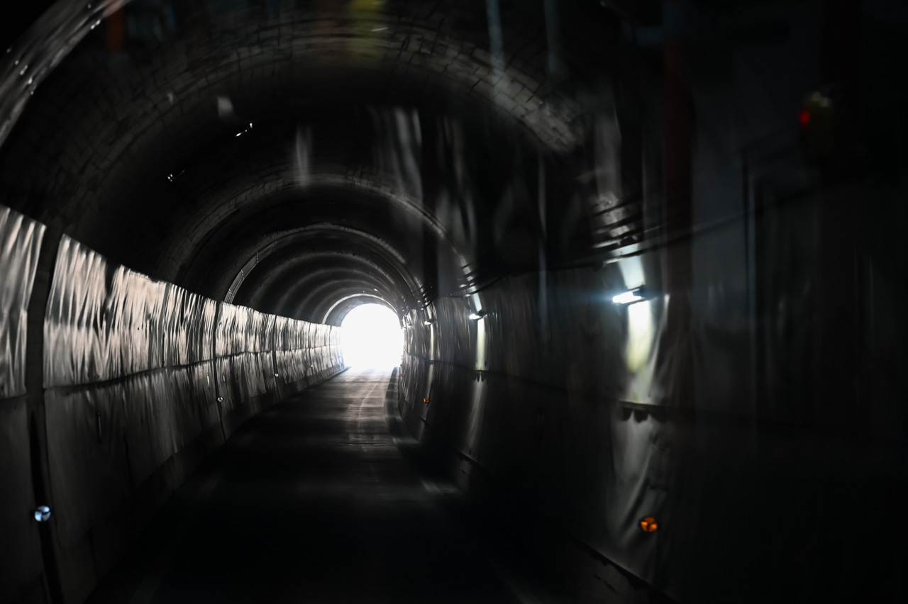JR東日本將以往路軌升級建置成專用道，當中不乏天橋和隧道，避免塞車影響運用。