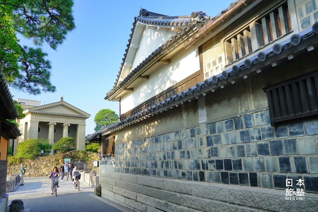 騎乘腳踏車的當地居民，在晨間趕往學校或準備上班的風景，具有生活感