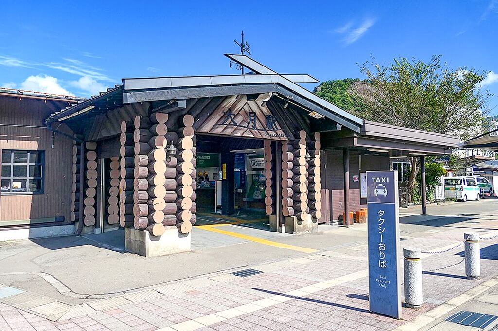 以原木疊砌意象設計的大月站，入選為關東車站百選