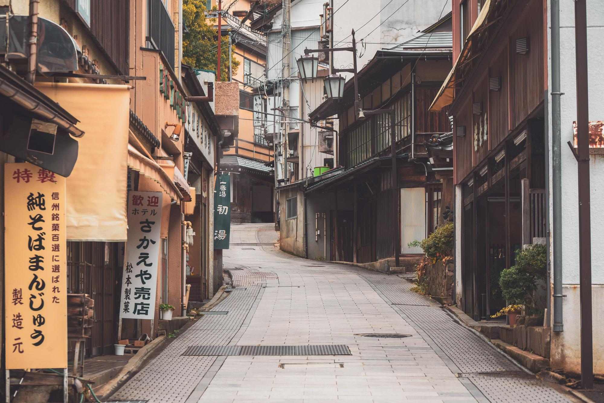 澀溫泉街的石板路和木造建築。（圖片來源：PIXTA）
