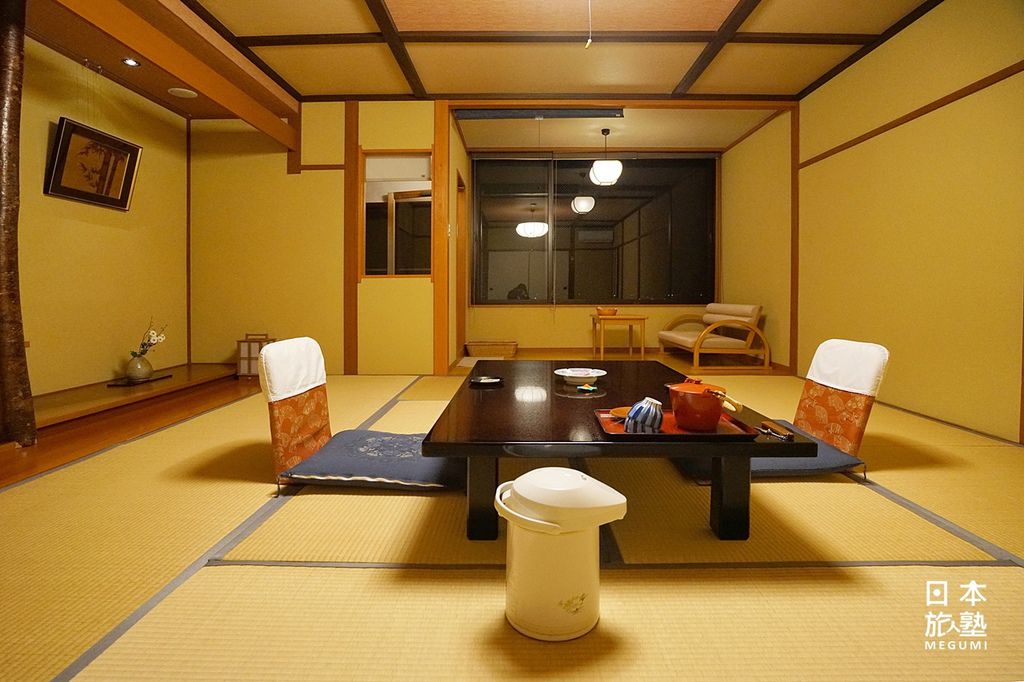 客房為傳統日本風格的塌塌米房型，展望風呂附帶於面對東郷湖的外側