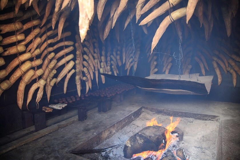 把白蘿蔔掛在天井裡，開始煙燻。(Image credit: Akita Prefecture)