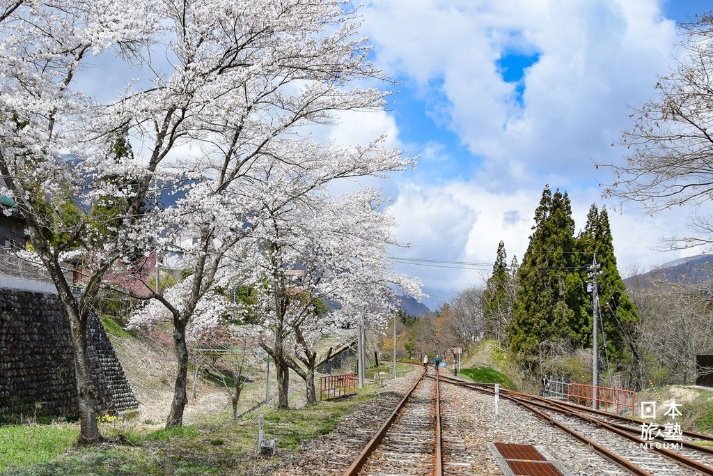 由於安全車距為20m，請「慢慢騎」就好，不要追車