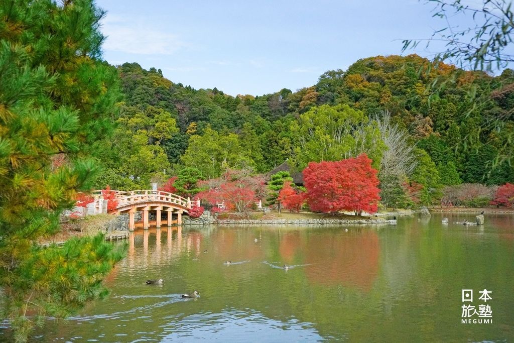 寺院前，擁有廣大的水池