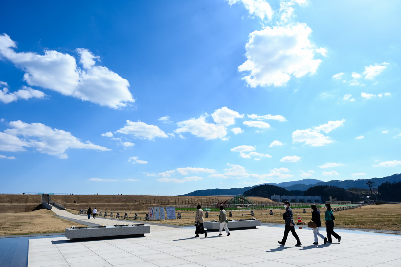 復興公園面積遼闊，祈念之軸部份位於室外，拍出來廣闊平和，要注意防曬和補水。