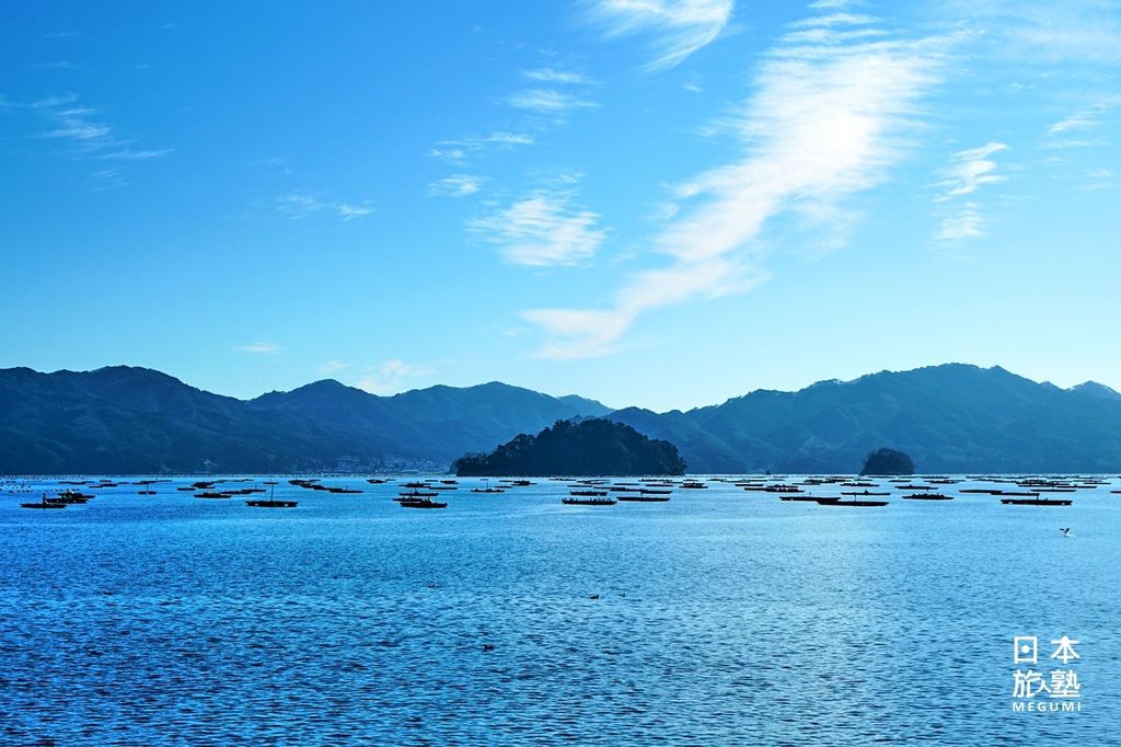 漂浮在山田灣上的荷蘭島，周邊被牡蠣養殖的架子所包圍