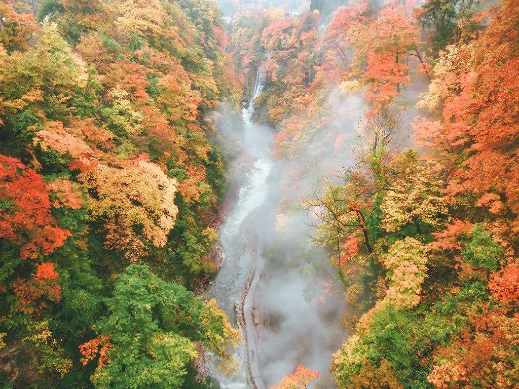 自然噴煙的峽谷，氣勢壯觀