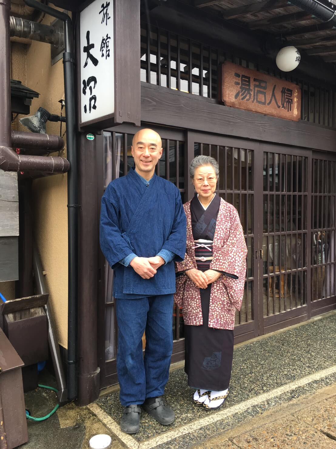 旅館大沼的社長——大沼伸治（左），與女將母親——大沼安希子（右）。（圖片提供：溫泉女王 楊麗芳）