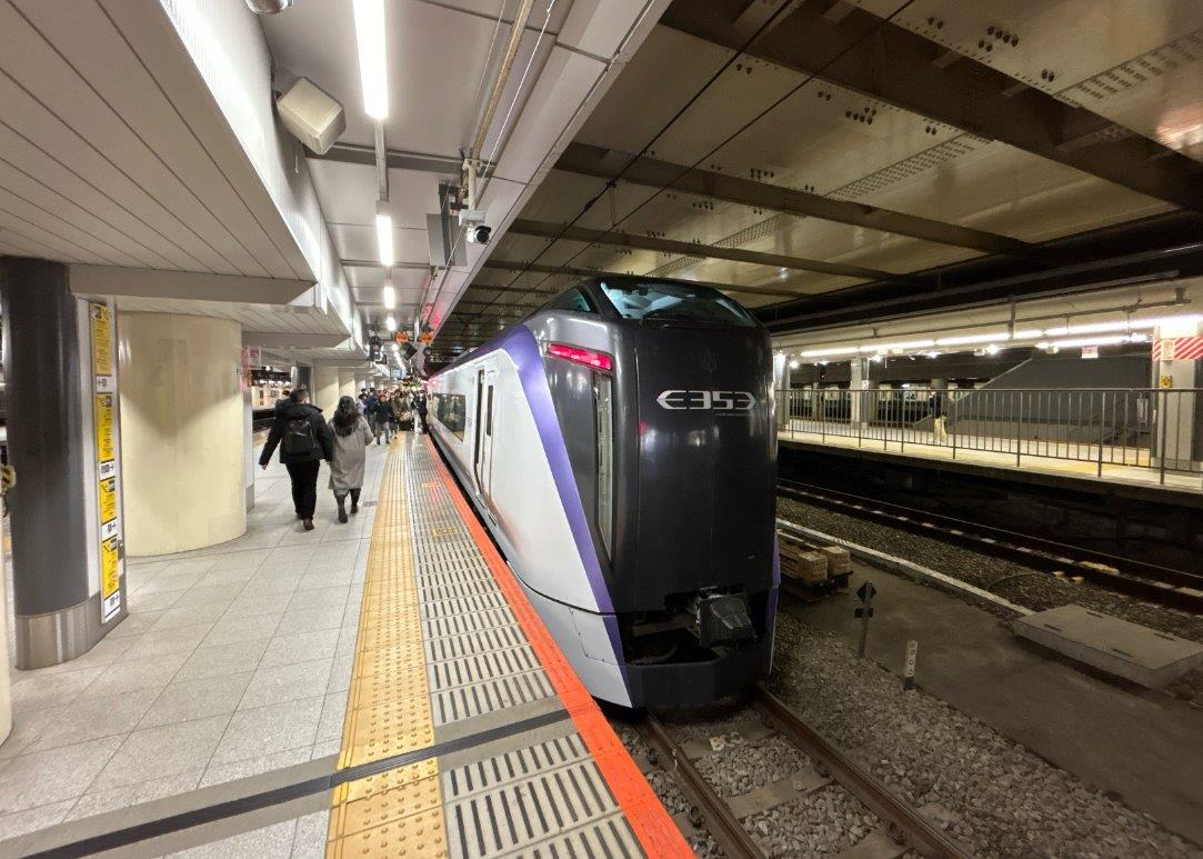 ▲中央線特急列車的9號月台和10號月台（加藤拍攝）