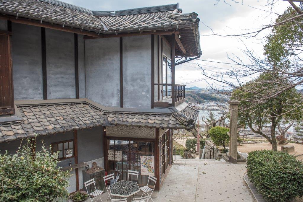 在山間小徑旁還有一間特別的日式百年建築，是青年旅館民宿與咖啡館型態「みはらし亭」（GuestHouse Hostel MIHARASHI-TEI）。