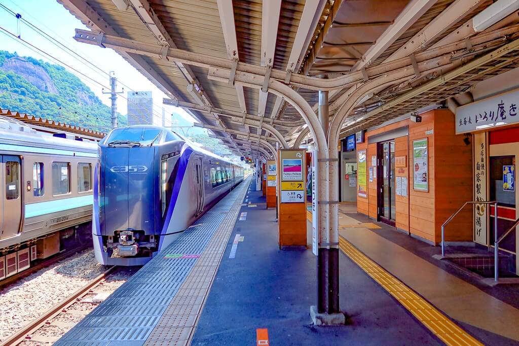 本站為中央本線停靠站，連結前往東京的路線