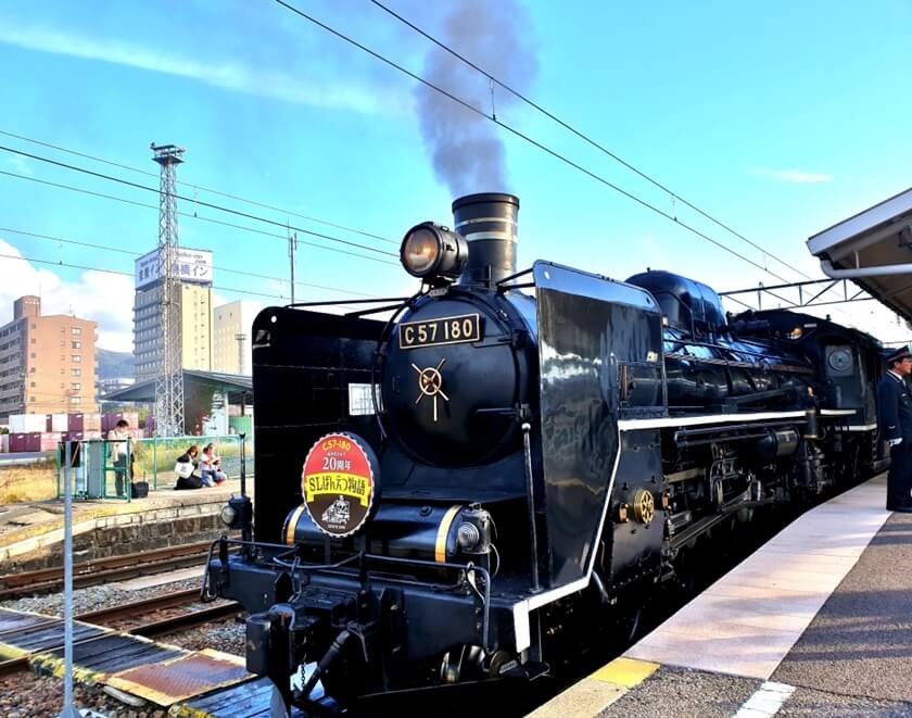 SL蒸汽火車在出發前鳴笛。(Image credit: JR East / Carissa Loh)
