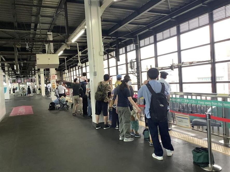▲現場的旅客觀看隼號和小町號連結的樣子