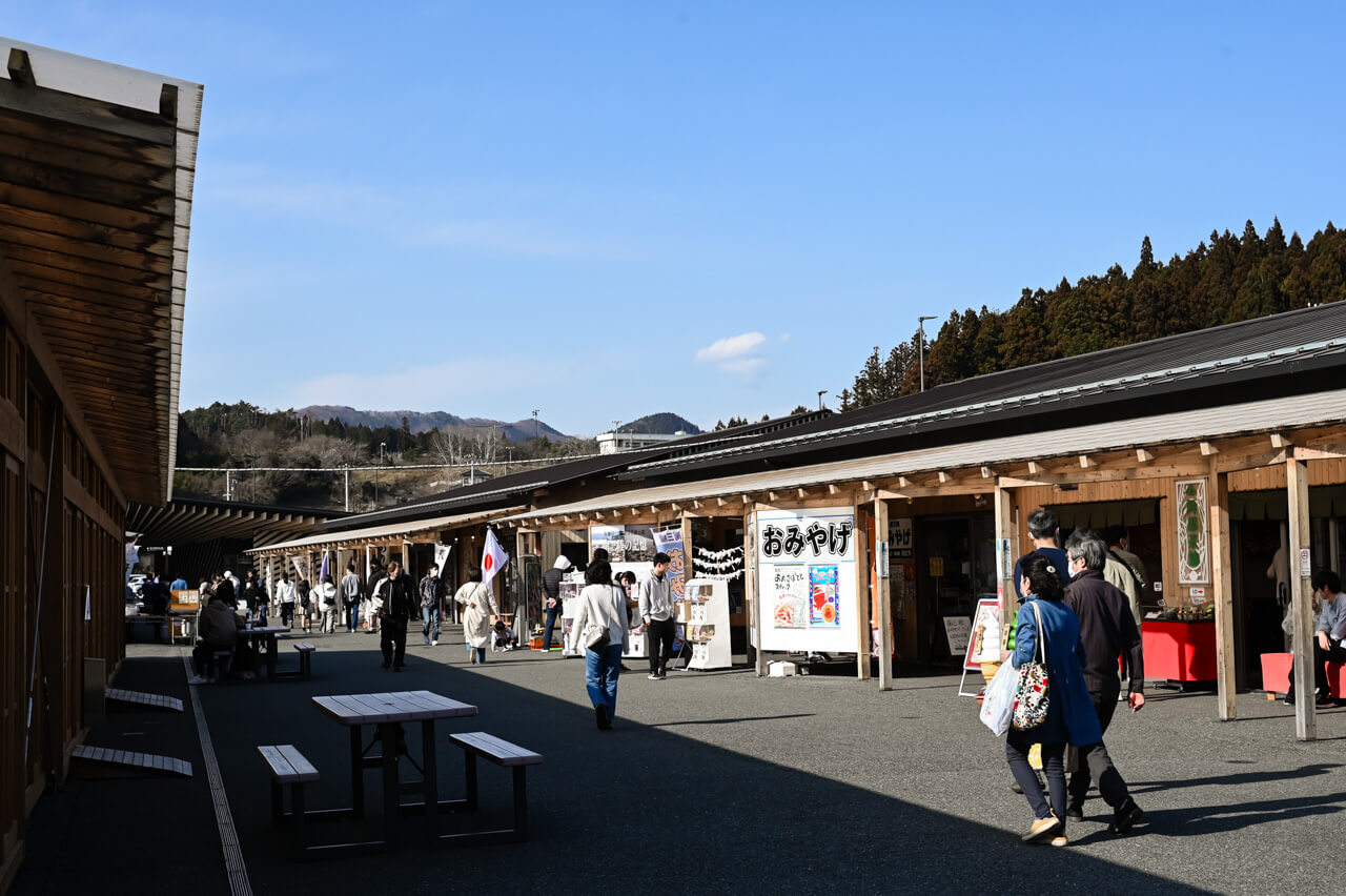 南三陸さんさん商店街於 2012 年 2 月以臨時商店街的形式開幕，在2017年正式啟用，亦是南三陸町最有人氣的地方。