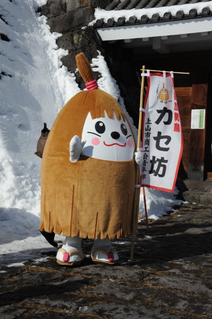 當地吉祥物「カセ坊」也是以加勢鳥為原型（提供：加勢鳥保存會事務局）