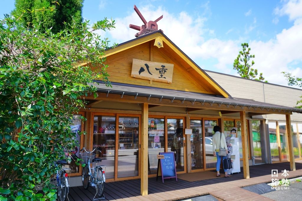 八重，位於八重垣神社外側，有販售各種特色土産、咖啡，也有提供観光資料