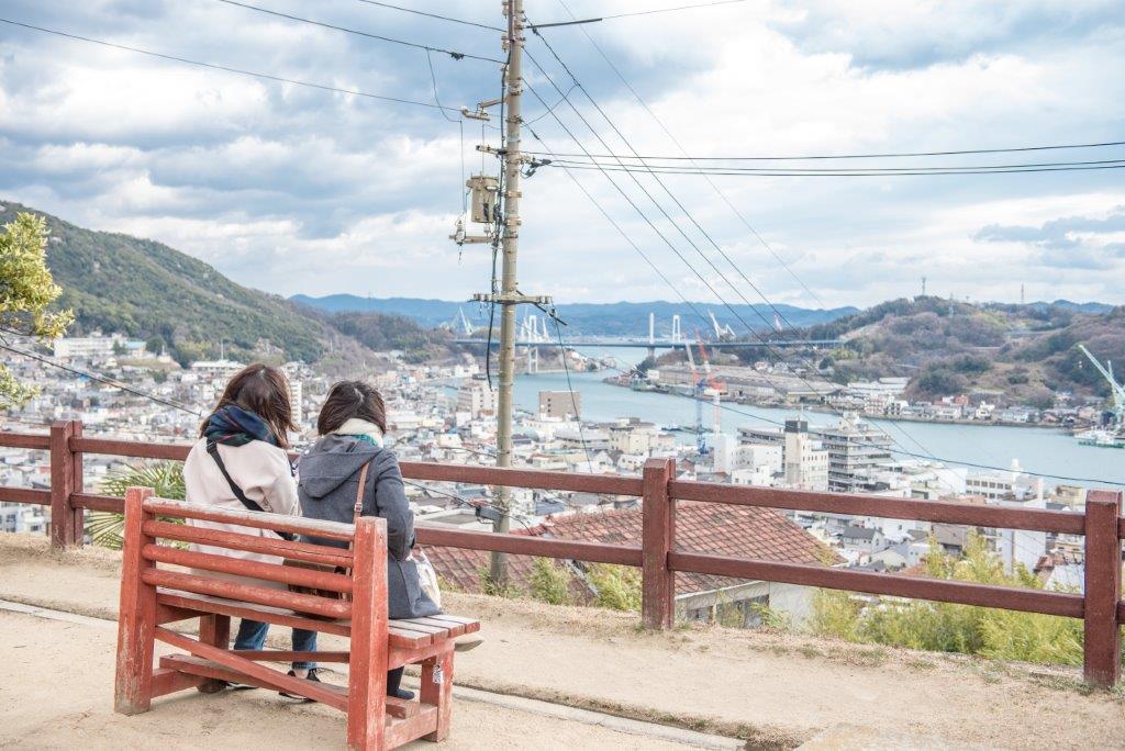 往千光寺的路上有一小公園「尾道 共樂園」，設有幾張椅子可坐著休息，天氣好時很適合在此眺望尾道大橋與海灣景色。