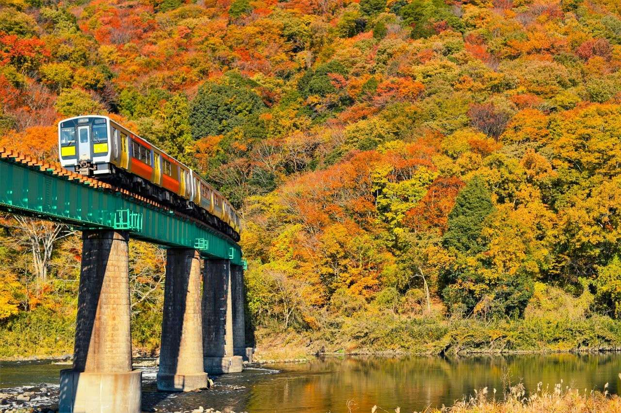 渡過久慈川的水郡線電車