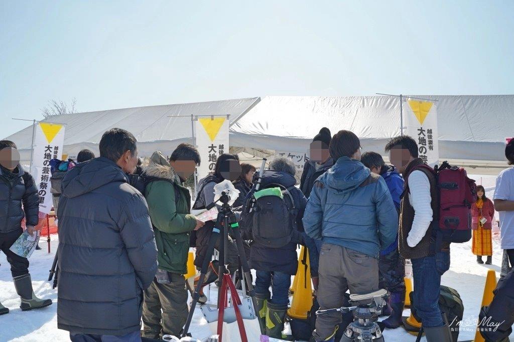 一下車就衝到會場，途中雪地超難走，在驗票口等12點開放進入