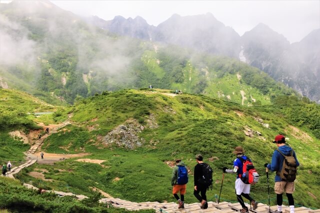 徒步上山到八方池。(Image credit: photoAC)