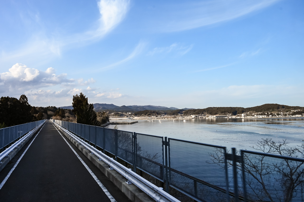 從志津川去前谷地約需一小時車程，不少路段都在海邊經過，從車尾拍攝的景色十分漂亮。