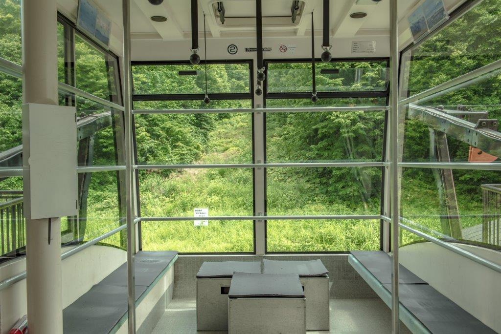 八甲田纜車空間不小，設計上也保留較多的窗景，讓無論站在哪個角度的遊客們都可以好好欣賞風景。