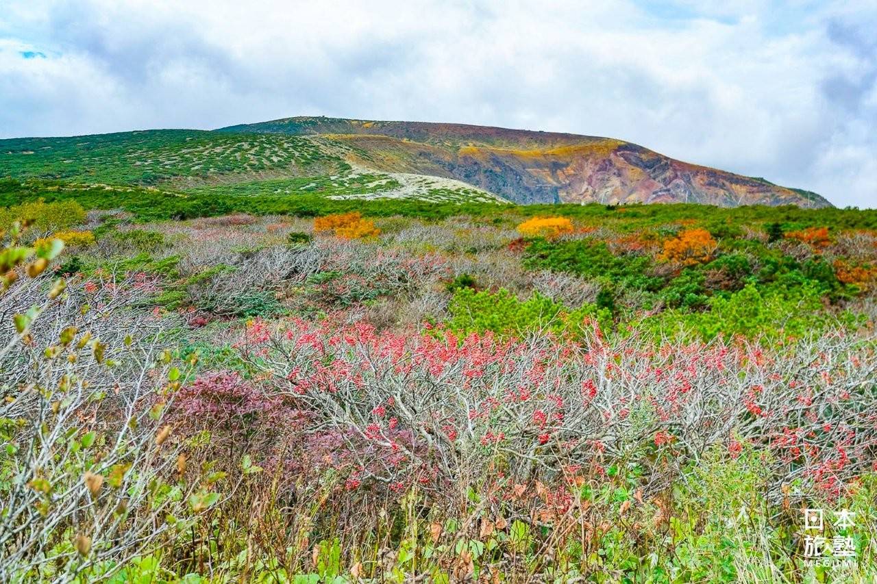御釜周邊的群山地景，秋季景觀繽紛