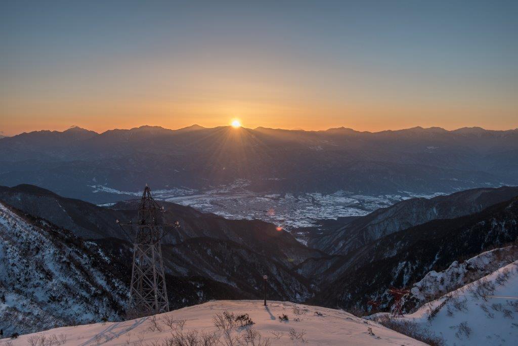 冬季時因角度位置關係，富士山與日出的位置偏了點，夏天時前來則可以看到日出在富士山山頂上形成的鑽石富士景象。