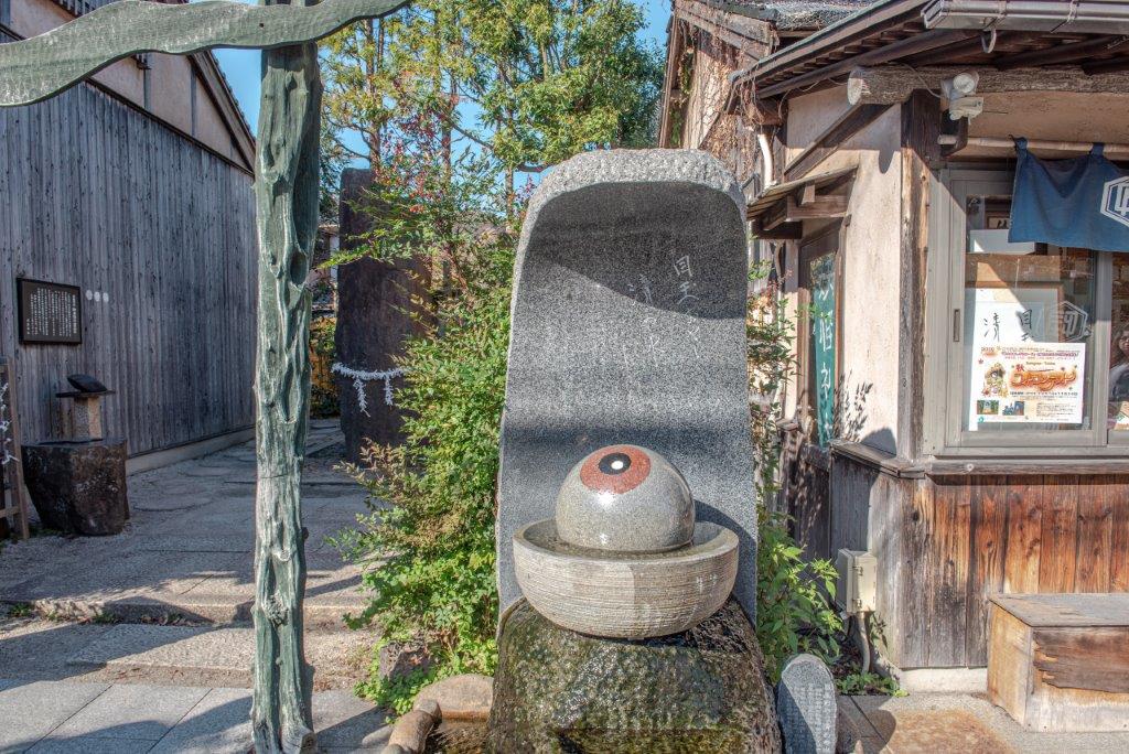 神社前的水台有眼球老爹（目玉おやじ清めの水）在裡面，看起來就像在泡著冷水澡的眼球老爹呢。