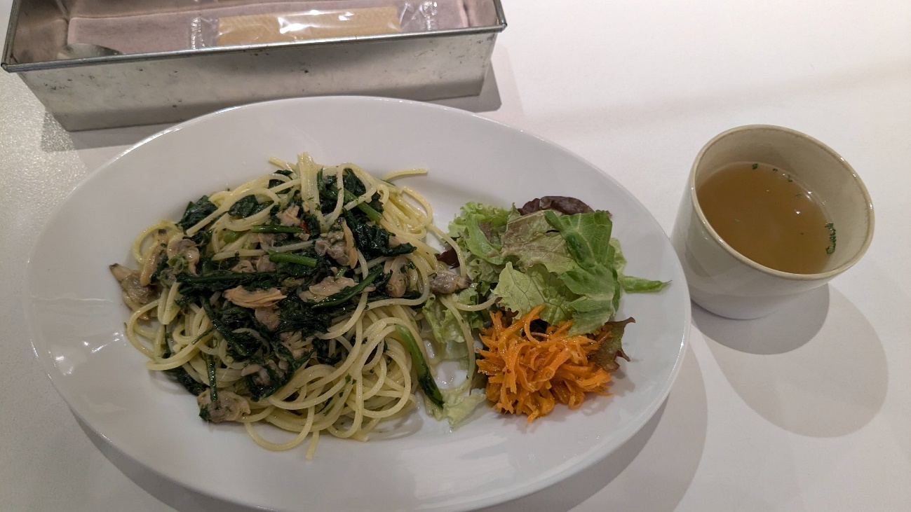 這天吃到的當週義大利麵是「茼蒿蛤蜊蒜香麵」