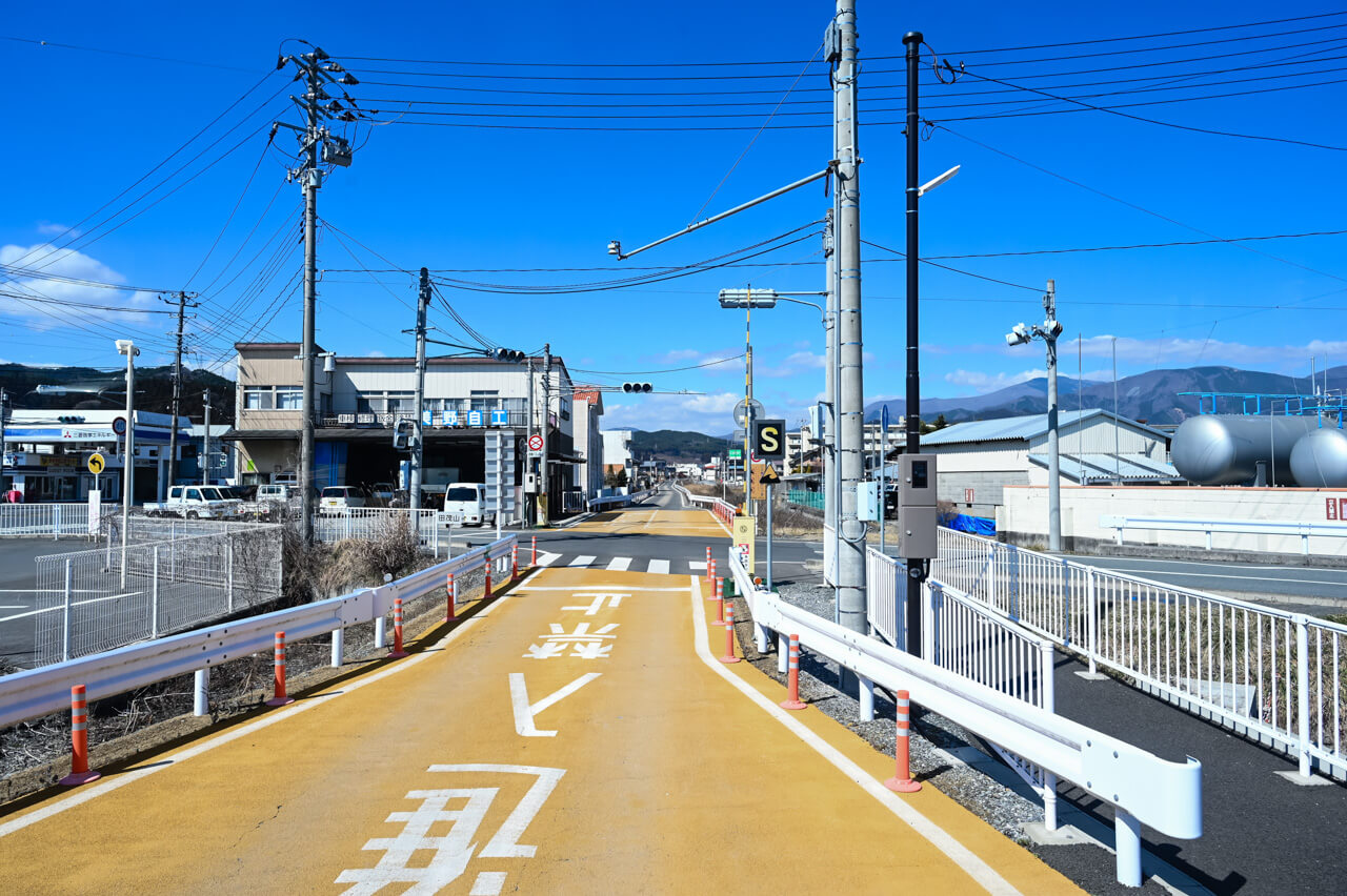 BRT巴士在專用道和一般道路交匯時，和平交道一樣設有信號提醒汽車及行人。
