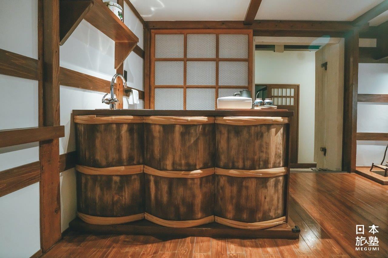 「西宮家 漬物藏」以過去製作醃漬物的木桶設計流理台，浴缸也是使用木桶