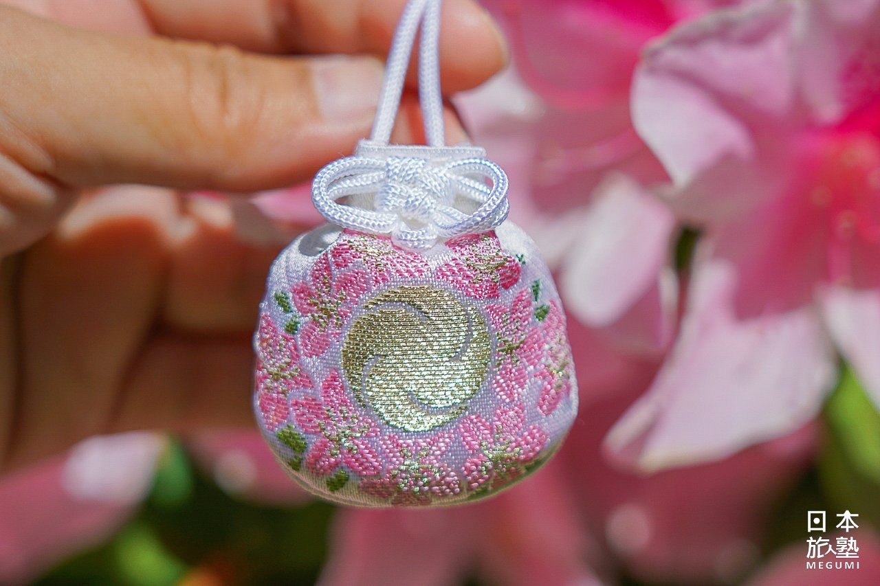 杜鵑花御守上，繡著一朵朵綻放的杜鵑花