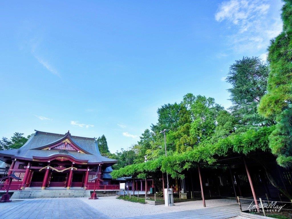 境内兩株藤樹的樹齢大約400，在昭和42年被指定為天然記念物